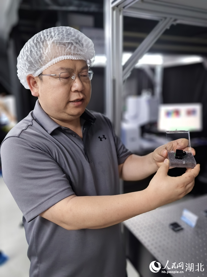 易飞向记者展示“光子鼻”。人民网记者 周雯摄